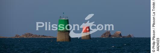 Tags in Bay of Morlaix. - © Philip Plisson / Plisson La Trinité / AA24023 - Photo Galleries - Buoys and beacons