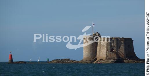 Le château du Taureau dans la baie de Morlaix. - © Philip Plisson / Plisson La Trinité / AA24087 - Nos reportages photos - Taureau [château du]