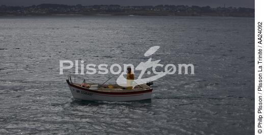 Fishing in front of the Cross Corsen. - © Philip Plisson / Plisson La Trinité / AA24092 - Photo Galleries - Small boat