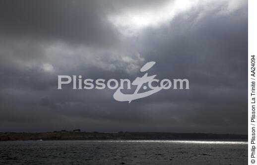 In front of the Cross Corsen. - © Philip Plisson / Plisson La Trinité / AA24094 - Photo Galleries - Sky