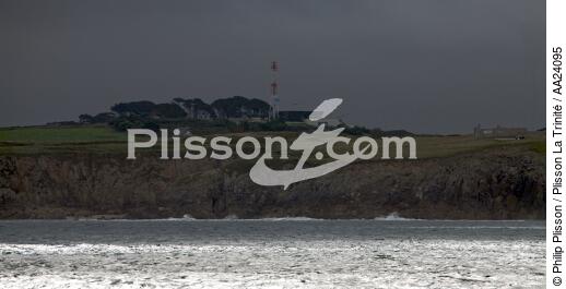 In front of the Cross Corsen. - © Philip Plisson / Plisson La Trinité / AA24095 - Photo Galleries - Stormy sky