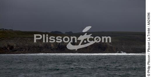 In front of the Cross Corsen. - © Philip Plisson / Plisson La Trinité / AA24096 - Photo Galleries - Stormy sky