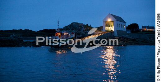 Mise à l'eau du canot de sauvetage de l'île de Batz. - © Philip Plisson / Plisson La Trinité / AA24098 - Nos reportages photos - Nuit
