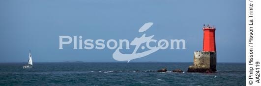 In front of Le Conquet - © Philip Plisson / Plisson La Trinité / AA24119 - Photo Galleries - Buoys and beacons