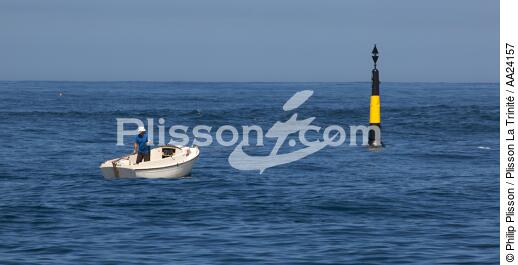 In front of Portsall. - © Philip Plisson / Plisson La Trinité / AA24157 - Photo Galleries - Small boat