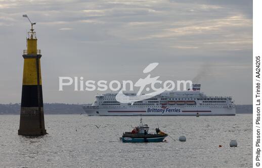 In front of Roscoff. - © Philip Plisson / Plisson La Trinité / AA24205 - Photo Galleries - Ferry boat