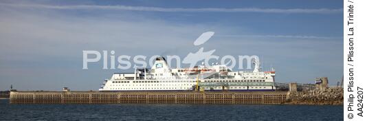 Devant Roscoff. - © Philip Plisson / Plisson La Trinité / AA24207 - Nos reportages photos - Ferry