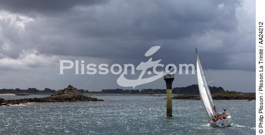 Devant Roscoff. - © Philip Plisson / Plisson La Trinité / AA24212 - Nos reportages photos - Balise