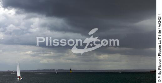 In front of Roscoff. - © Philip Plisson / Plisson La Trinité / AA24214 - Photo Galleries - Stormy sky