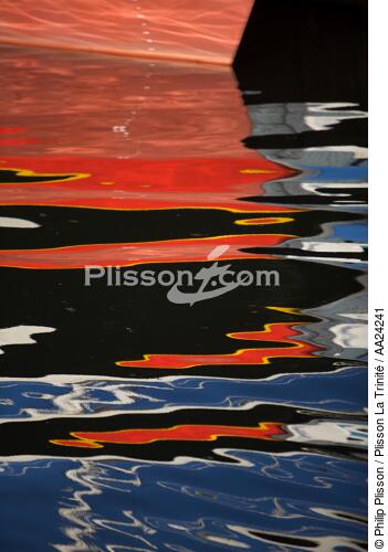 Reflection in the port of Concarneau. - © Philip Plisson / Plisson La Trinité / AA24241 - Photo Galleries - Light