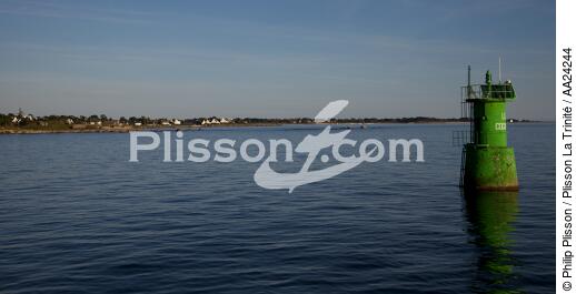 In front of Concarneau. - © Philip Plisson / Plisson La Trinité / AA24244 - Photo Galleries - Buoys and beacons
