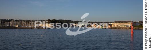 In front of Concarneau. - © Philip Plisson / Plisson La Trinité / AA24245 - Photo Galleries - Buoys and beacons