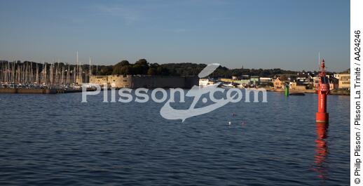In front of Concarneau. - © Philip Plisson / Plisson La Trinité / AA24246 - Photo Galleries - Buoys and beacons