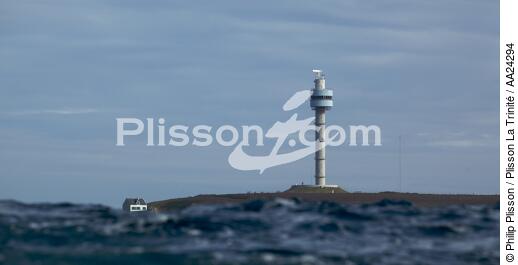 La pointe de Bac'haol et la tout radar du Stiff à Ouessant - © Philip Plisson / Plisson La Trinité / AA24294 - Nos reportages photos - Ile [29]