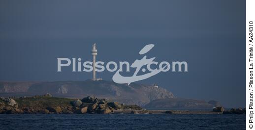 La tour radar du Stiff sur Ouessant - © Philip Plisson / Plisson La Trinité / AA24310 - Nos reportages photos - Ile [29]