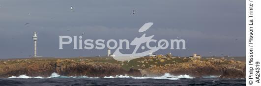 The Stiff radar tower and the lighthouse on Ouessant - © Philip Plisson / Plisson La Trinité / AA24319 - Photo Galleries - France