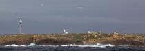 La tour radar et le phare du Stiff à Ouessant © Philip Plisson / Plisson La Trinité / AA24319 - Nos reportages photos - Ouessant et l'archipel de Molène