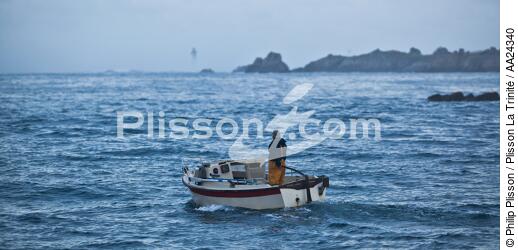 Small scale on Ouessant - © Philip Plisson / Plisson La Trinité / AA24340 - Photo Galleries - Fishing boat