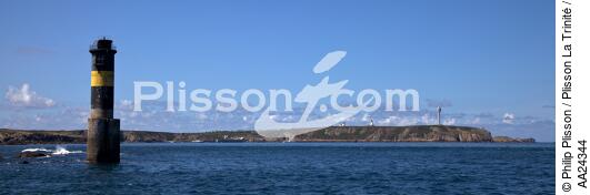 Ouessant island - © Philip Plisson / Plisson La Trinité / AA24344 - Photo Galleries - Buoys and beacons