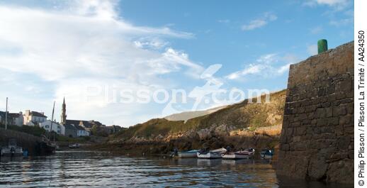 Lampaul harbour on Ouessant island - © Philip Plisson / Plisson La Trinité / AA24350 - Photo Galleries - Ouessant