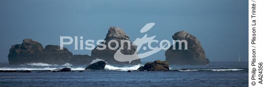 In front of Aber Wrac'h - © Philip Plisson / Plisson La Trinité / AA24356 - Photo Galleries - Rock
