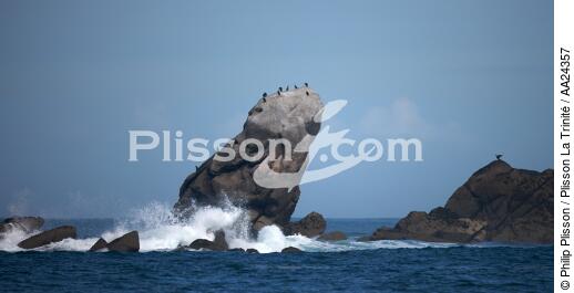In front of Aber Wrac'h - © Philip Plisson / Plisson La Trinité / AA24357 - Photo Galleries - Rock