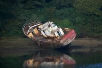 Aber Wrac'h. © Philip Plisson / Plisson La Trinité / AA24394 - Photo Galleries - Boat graveyard