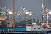 Rotterdam © Philip Plisson / Plisson La Trinité / AA24463 - Photo Galleries - Containerships, the excess