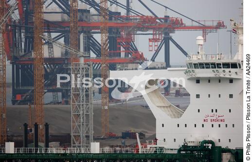 Rotterdam harbour - © Philip Plisson / Plisson La Trinité / AA24469 - Photo Galleries - Containerships, the excess