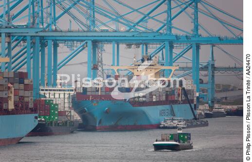 Le port de Rotterdam - © Philip Plisson / Plisson La Trinité / AA24470 - Nos reportages photos - Le CMA CGM Marco Polo