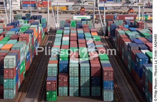 In the port of Rotterdam - © Philip Plisson / Plisson La Trinité / AA24480 - Photo Galleries - Containers