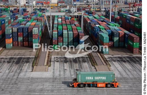 In the port of Rotterdam - © Philip Plisson / Plisson La Trinité / AA24481 - Photo Galleries - Containers