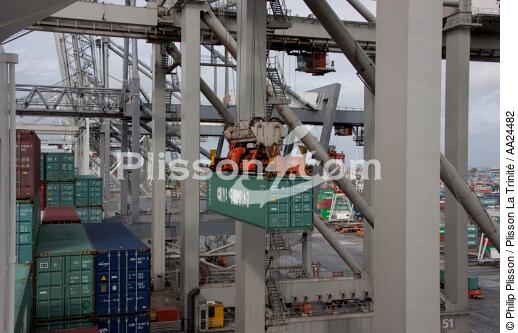In the port of Rotterdam - © Philip Plisson / Plisson La Trinité / AA24482 - Photo Galleries - Containers