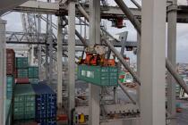 Sur le port de Rotterdam © Philip Plisson / Pêcheur d’Images / AA24482 - Nos reportages photos - Porte-conteneurs, la démesure