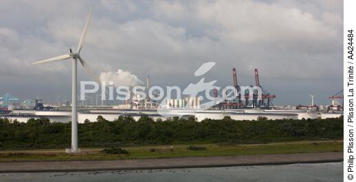 Sur le port de Rotterdam - © Philip Plisson / Plisson La Trinité / AA24484 - Nos reportages photos - Industrie pétrolière