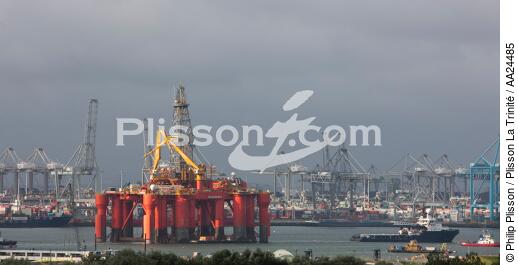 Sur le port de Rotterdam - © Philip Plisson / Plisson La Trinité / AA24485 - Nos reportages photos - Ville (Pays-Bas)