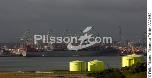 Sur le port de Rotterdam - © Philip Plisson / Plisson La Trinité / AA24489 - Nos reportages photos - Industrie pétrolière