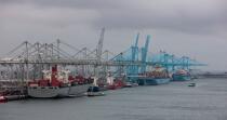 Sur le port de Rotterdam © Philip Plisson / Plisson La Trinité / AA24492 - Nos reportages photos - Porte-conteneurs, la démesure