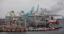 Sur le port de Rotterdam © Philip Plisson / Plisson La Trinité / AA24493 - Nos reportages photos - Porte-conteneurs, la démesure