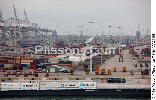 Sur le port de Rotterdam - © Philip Plisson / Plisson La Trinité / AA24495 - Nos reportages photos - Porte-conteneurs, la démesure