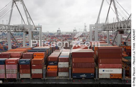 Sur le port de Rotterdam - © Philip Plisson / Plisson La Trinité / AA24497 - Nos reportages photos - Porte-conteneurs, la démesure