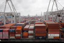 Sur le port de Rotterdam © Philip Plisson / Plisson La Trinité / AA24497 - Nos reportages photos - Porte-conteneurs, la démesure