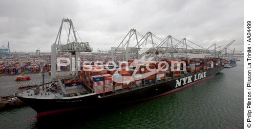 Sur le port de Rotterdam - © Philip Plisson / Plisson La Trinité / AA24499 - Nos reportages photos - Le CMA CGM Marco Polo