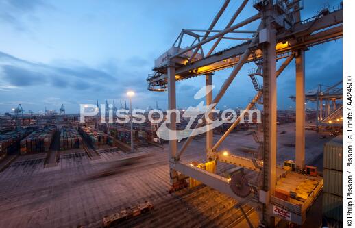 In the port of Rotterdam - © Philip Plisson / Plisson La Trinité / AA24500 - Photo Galleries - Moment of the day
