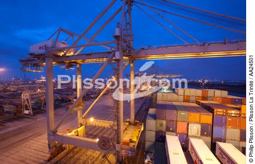 Sur le port de Rotterdam - © Philip Plisson / Plisson La Trinité / AA24501 - Nos reportages photos - Le CMA CGM Marco Polo