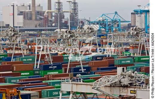In the port of Rotterdam - © Philip Plisson / Plisson La Trinité / AA24504 - Photo Galleries - Containers