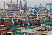 Sur le port de Rotterdam © Philip Plisson / Plisson La Trinité / AA24504 - Nos reportages photos - Porte-conteneurs, la démesure
