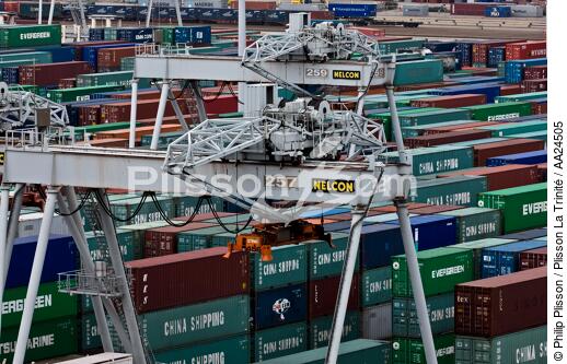 Sur le port de Rotterdam - © Philip Plisson / Plisson La Trinité / AA24505 - Nos reportages photos - Porte-conteneurs, la démesure