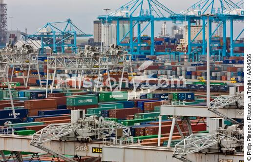 In the port of Rotterdam - © Philip Plisson / Plisson La Trinité / AA24506 - Photo Galleries - Containers