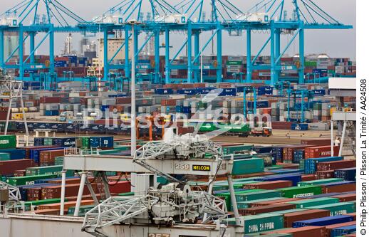 Sur le port de Rotterdam - © Philip Plisson / Plisson La Trinité / AA24508 - Nos reportages photos - Porte-conteneurs